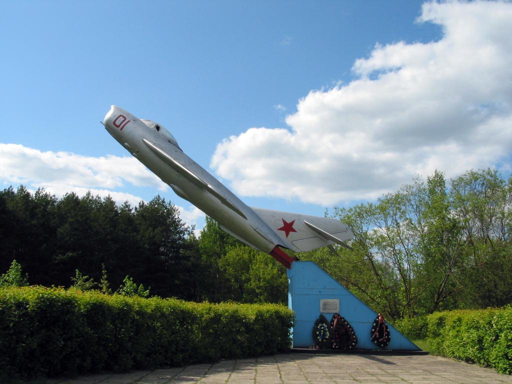Памятник советским лётчикам
